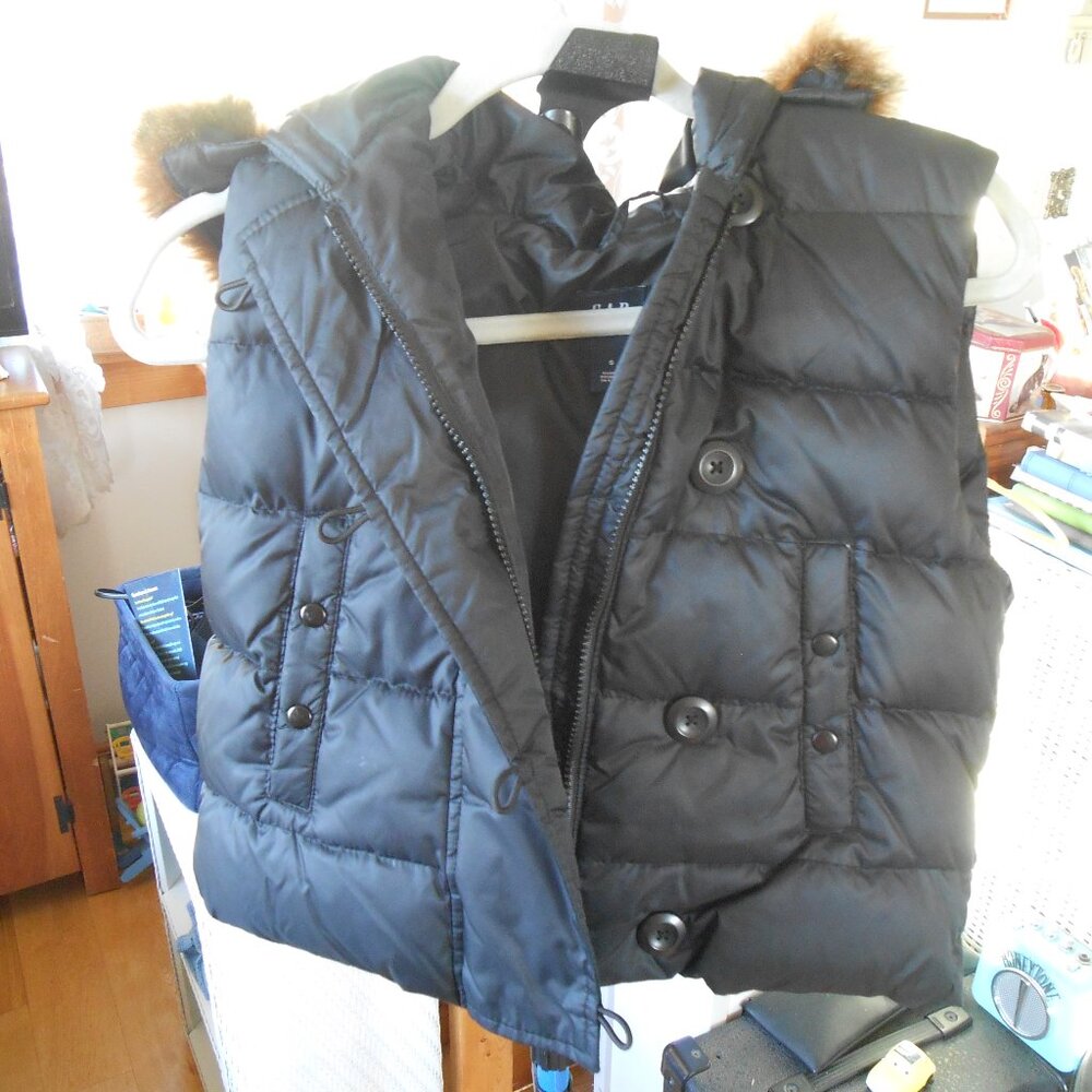 GAP Black Puffer Vest with Faux Fur Trim